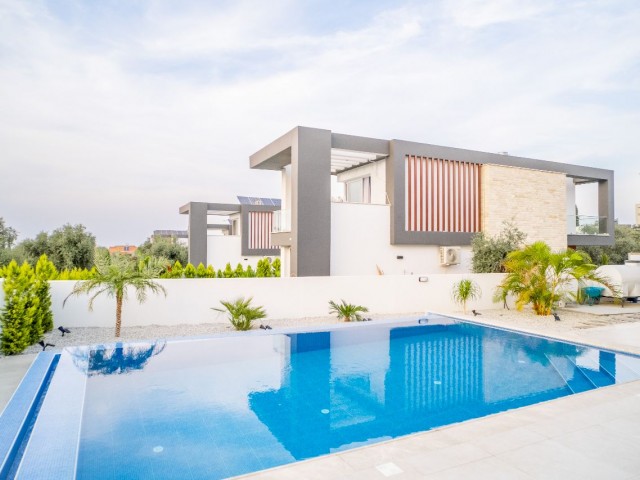 Çatalköy'de özel yüzme havuzlu modern 4+1 yatak odalı villa