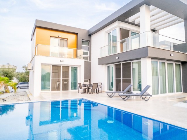 Çatalköy'de özel yüzme havuzlu modern 4+1 yatak odalı villa