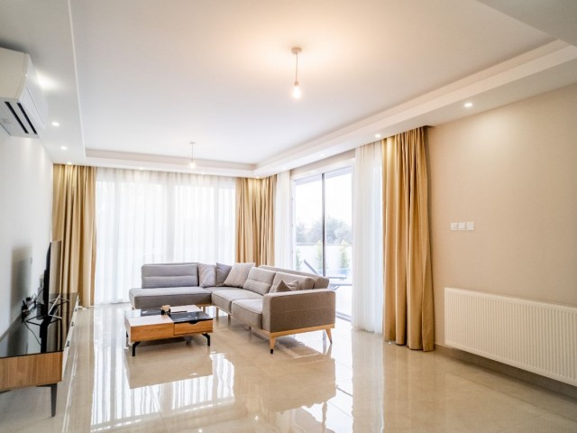 Çatalköy'de özel yüzme havuzlu modern 4+1 yatak odalı villa