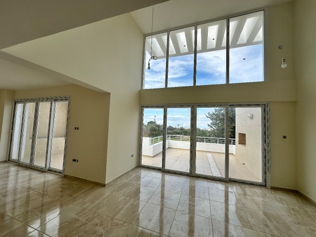 Neues 2+1-Penthouse mit großem Balkon und Terrasse zum Verkauf im Zentrum von Kyrenia