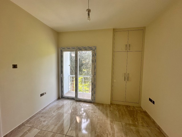 Neues 2+1-Penthouse mit großem Balkon und Terrasse zum Verkauf im Zentrum von Kyrenia