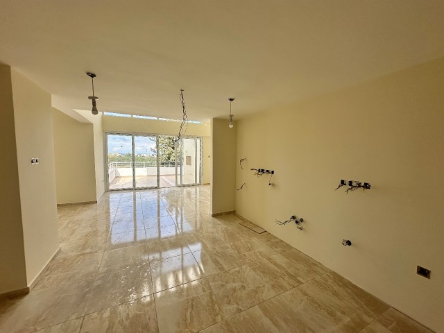 Neues 2+1-Penthouse mit großem Balkon und Terrasse zum Verkauf im Zentrum von Kyrenia