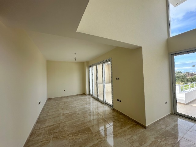 Neues 2+1-Penthouse mit großem Balkon und Terrasse zum Verkauf im Zentrum von Kyrenia