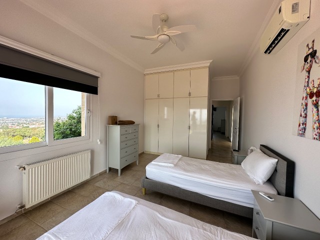 Satılık 4+2 villa Bellapayiste full manzaralı, bahçeli ve havuzlu.