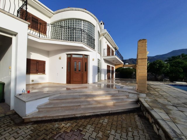 4+1 Villa with Private Swimming Pool for Rent in Kyrenia Alsancak