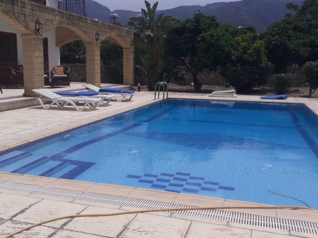 Вилла 4+1 с частным бассейном в аренду в Кирении Алсанджак