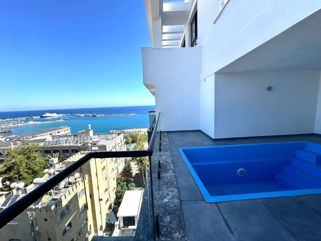 3+1 Penthouse mit privatem Pool zu vermieten im Zentrum von Kyrenia / direkt am Strand