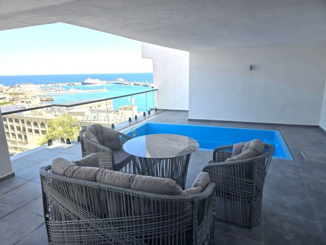 3+1 Penthouse mit privatem Pool zu vermieten im Zentrum von Kyrenia / direkt am Strand