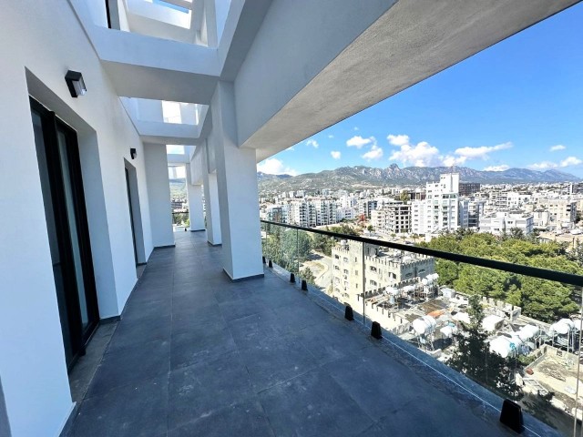 3+1 Penthouse mit privatem Pool zu vermieten im Zentrum von Kyrenia / direkt am Strand