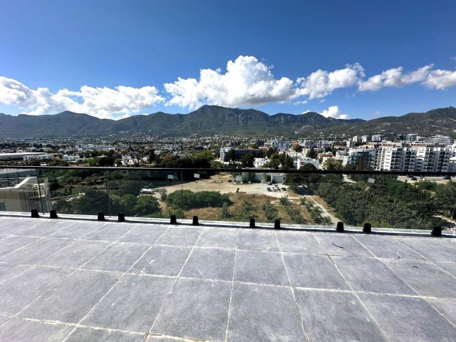 3+1 Penthouse mit privatem Pool zu vermieten im Zentrum von Kyrenia / direkt am Strand