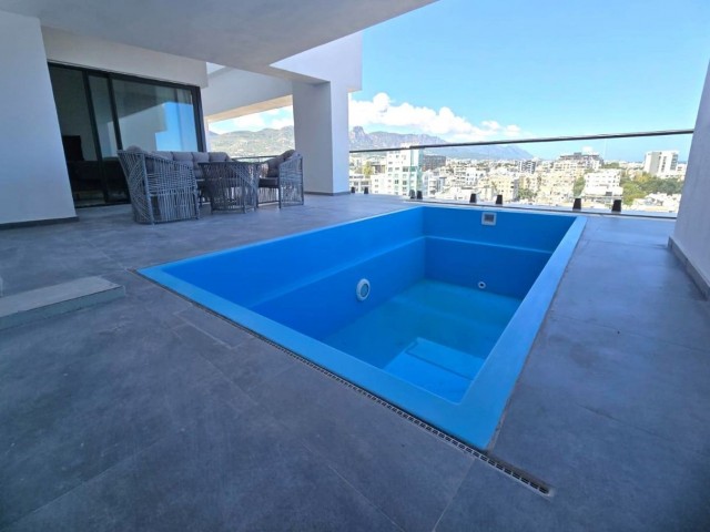 3+1 Penthouse mit privatem Pool zu vermieten im Zentrum von Kyrenia / direkt am Strand