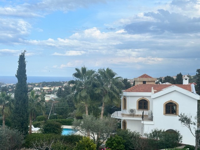 Villa mit großem Garten, Pool und herrlicher Aussicht zum Verkauf in Bellapais, Kyrenia