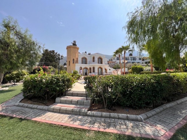 Villa mit großem Garten, Pool und herrlicher Aussicht zum Verkauf in Bellapais, Kyrenia