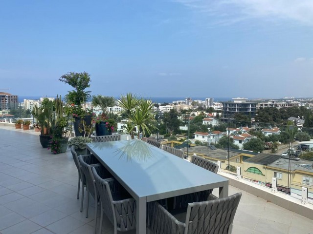 ULTRA-LUXUS-2+1-PENTHOUSE MIT BERG- UND MEERBLICK IM KYRENIA-ZENTRUM