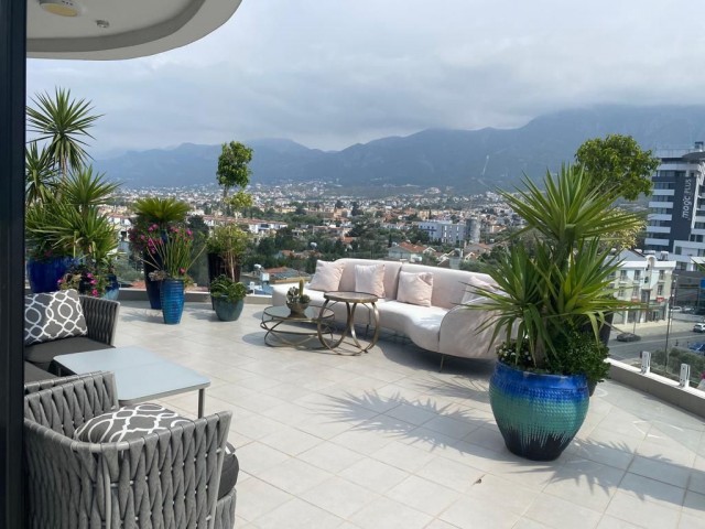 ULTRA-LUXUS-2+1-PENTHOUSE MIT BERG- UND MEERBLICK IM KYRENIA-ZENTRUM