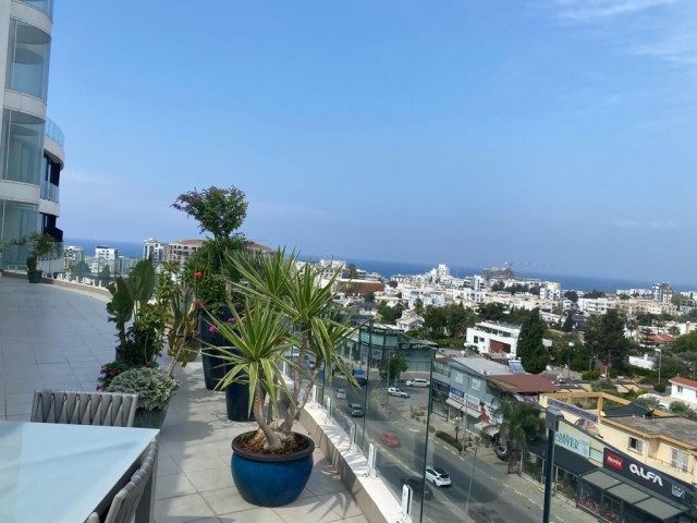 ULTRA-LUXUS-2+1-PENTHOUSE MIT BERG- UND MEERBLICK IM KYRENIA-ZENTRUM