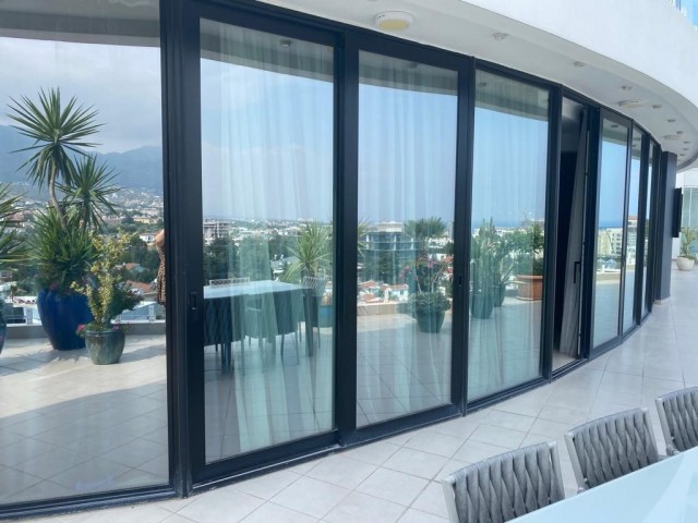 ULTRA-LUXUS-2+1-PENTHOUSE MIT BERG- UND MEERBLICK IM KYRENIA-ZENTRUM