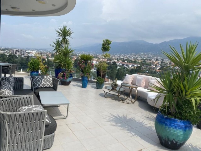 ULTRA-LUXUS-2+1-PENTHOUSE MIT BERG- UND MEERBLICK IM KYRENIA-ZENTRUM