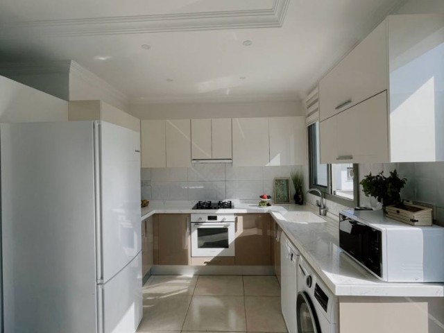 آپارتمان 2+1 کاملا مبله برای فروش در یک سایت نوساز در مرکز آلسانجاک 142.000 STG / +90 542 884 2944