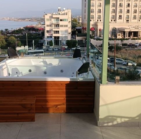 Penthouse mit Meerblick zum Verkauf in Kyrenia New Port 205.000 STG / +90 542 884 2944