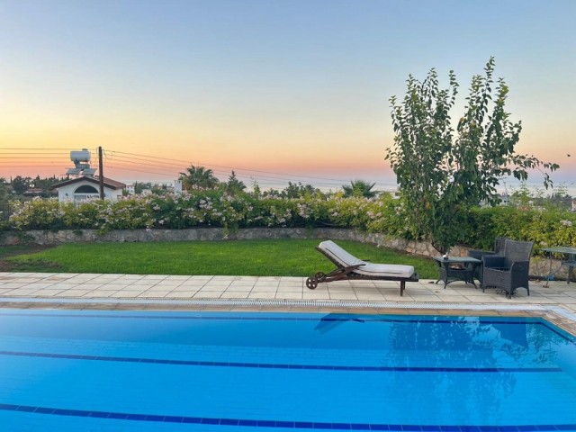 3+1 möblierte Villa mit Pool in Çatalköy 1750 STG