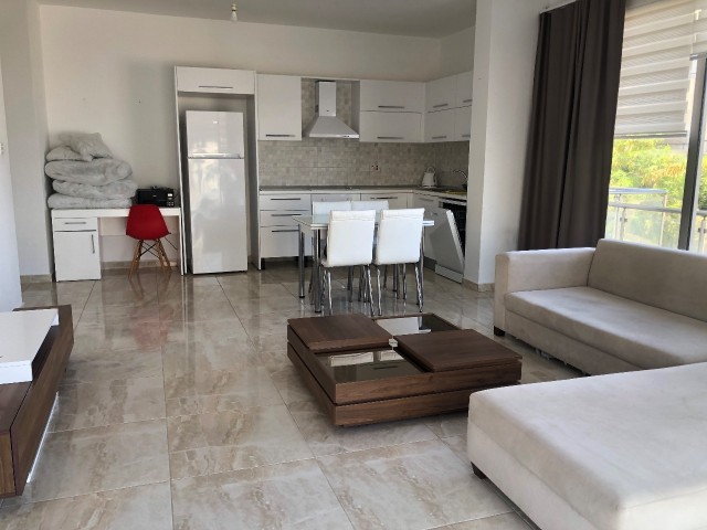 2+1 Wohnung mit Meerblick im Zentrum von Kyrenia gegenüber dem Lords Palace Hotel £650