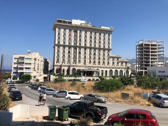 2+1 Wohnung mit Meerblick im Zentrum von Kyrenia gegenüber dem Lords Palace Hotel £650