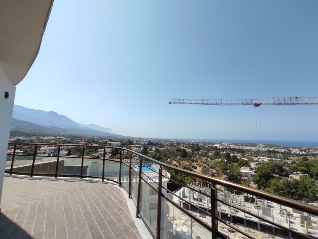 Girne Merkezde  Site icerisinde  3+1 Satılık Penthouse