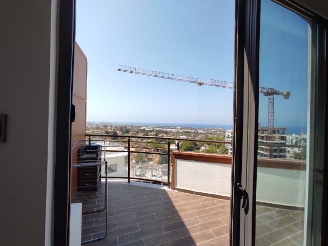 Girne Merkezde  Site icerisinde  3+1 Satılık Penthouse