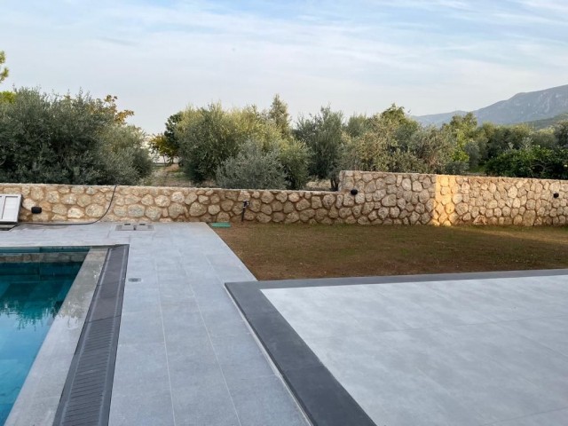 Moderne Villa mit privatem Pool in Karaoğlanoğlu