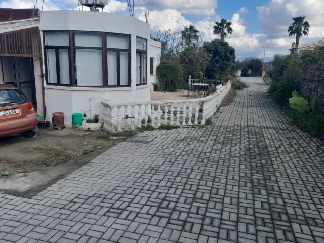 1750m2 GRUNDSTÜCK IN KARAOĞLANOĞLU MIT EINEM RENOVIERTEN 3+1 BUNGALOW, GEEIGNET FÜR DEN BAU VON ZWEI VILLEN. 300.000 £