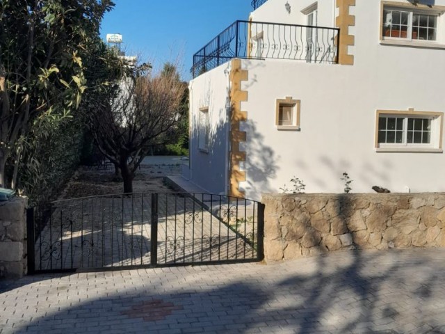 Karşıyaka – 4+2 Triplex-Villa mit privatem Pool ganz in der Nähe des Meeres. 320.000 £.