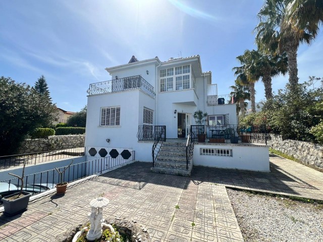 Girne Çatalköy’de Triplex Villa