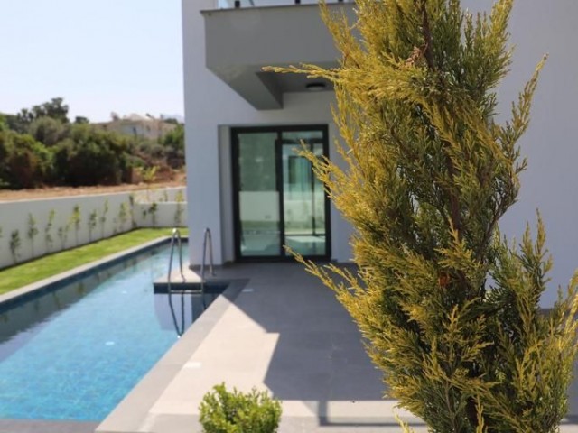 Luxuriöse moderne 4+1-Villa mit Pool in Karaoğlanoğlu