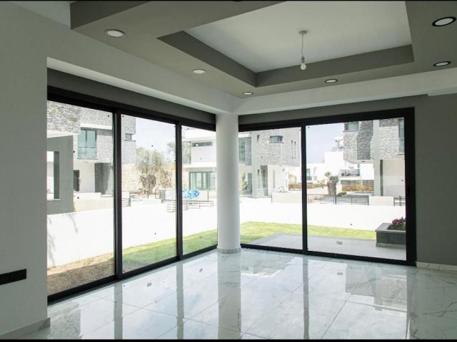 Luxuriöse moderne 4+1-Villa mit Pool in Karaoğlanoğlu