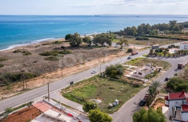 Grundstück mit Meerblick und neben der Hauptstraße