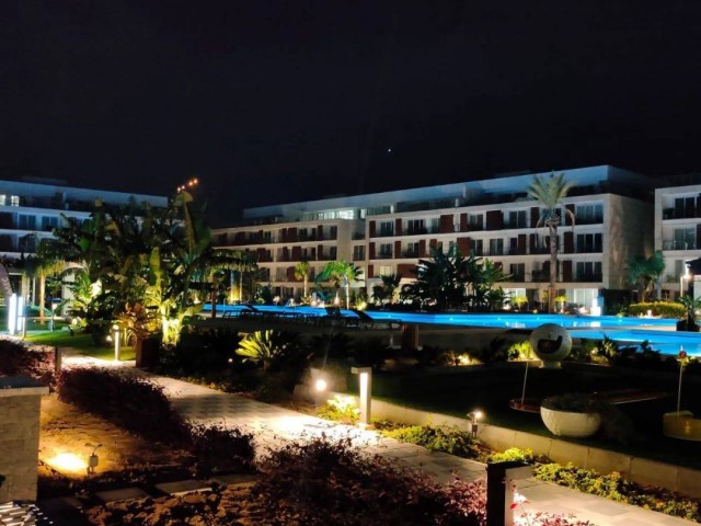 Studio-Apartment mit Blick auf den Pool im Innenhof.