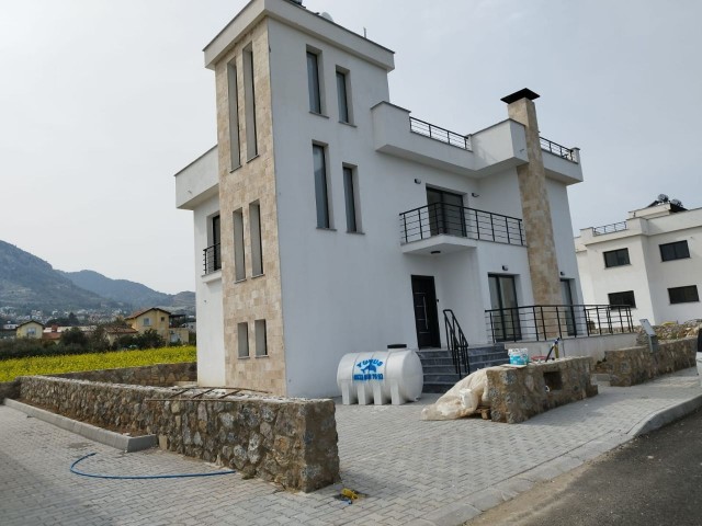 Karşıyaka'da Dağ ve Deniz Manzaralı 4+1 Villa...