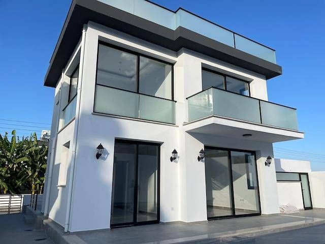 Çatalköy'de Kesintisiz Deniz ve Dağ Manzaralı Yeni Modern 4+1 Satılık Villa