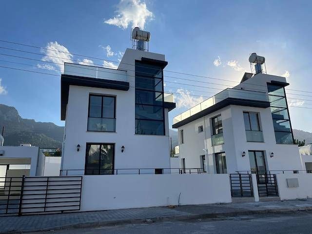 Çatalköy'de Kesintisiz Deniz ve Dağ Manzaralı Yeni Modern 4+1 Satılık Villa