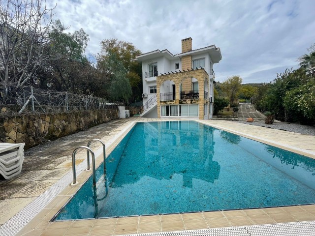 2-stöckige traditionelle Villa mit großem Garten und Swimmingpool zum Verkauf in Ozanköy