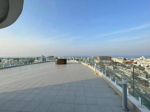 3+1 Luxus-Penthouse zum Verkauf mit tollem Blick auf die Stadt, das Meer und die Berge