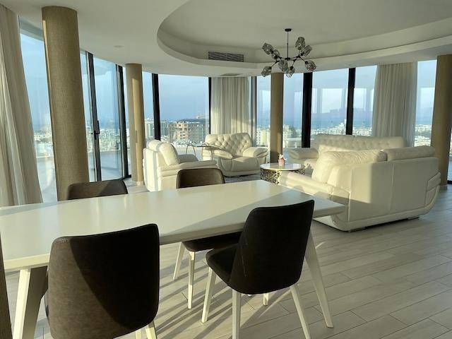 3+1 Luxus-Penthouse zum Verkauf mit tollem Blick auf die Stadt, das Meer und die Berge