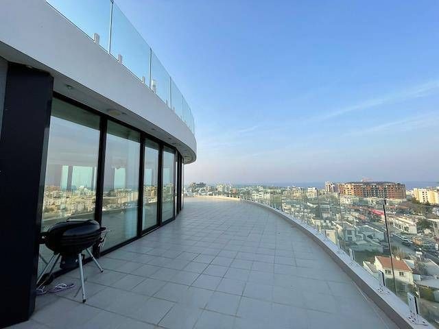 3+1 Luxus-Penthouse zum Verkauf mit tollem Blick auf die Stadt, das Meer und die Berge