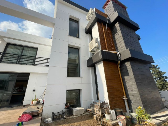 Bellapais'te Satılık Bodrum Katı ve Çatı Terası Olan 3+1 İki Katlı Villa