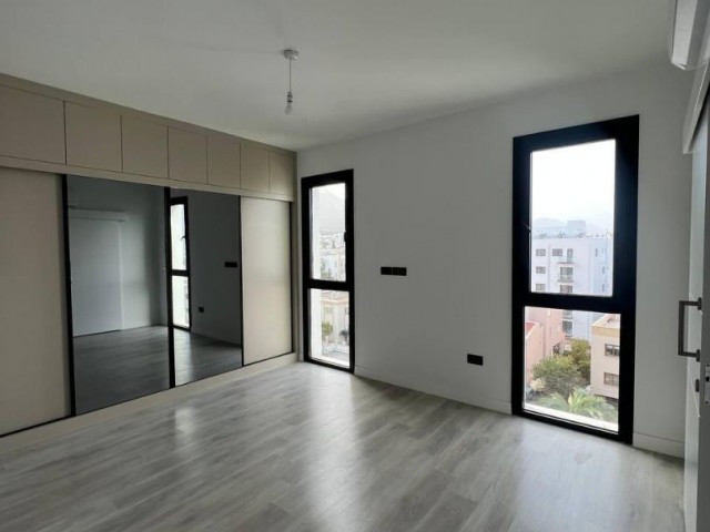 Недавно построенная новая квартира 2+1 на продажу в центре Кирении
