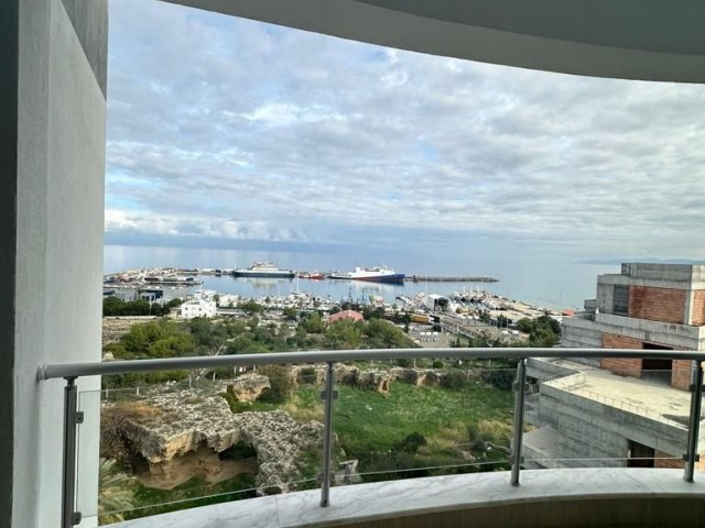 Меблированная квартира с 3 спальнями на продажу в центре Кирении с панорамным видом на море
