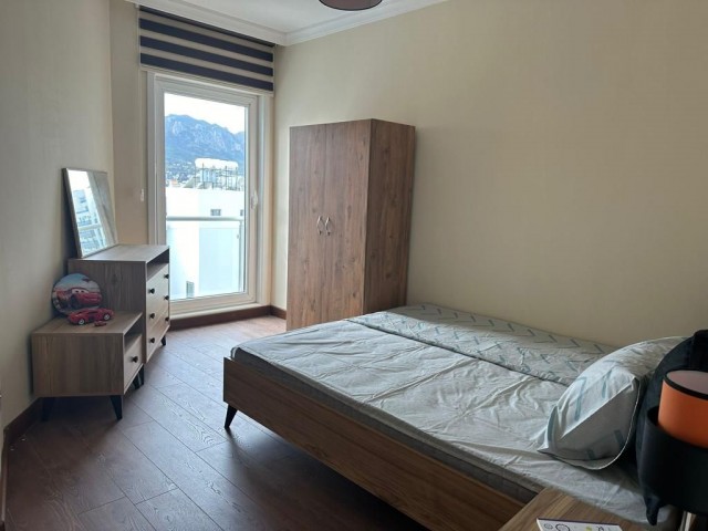 Möblierte 3-Zimmer-Wohnung zum Verkauf im Zentrum von Kyrenia mit vollem Meerblick