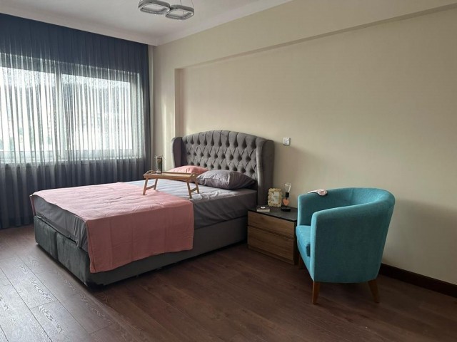 Möblierte 3-Zimmer-Wohnung zum Verkauf im Zentrum von Kyrenia mit vollem Meerblick