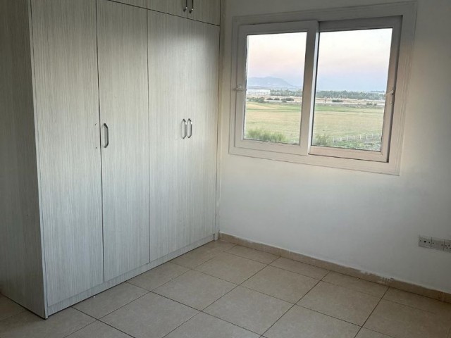 Unmöblierte 2+1 Wohnung zum Verkauf in zentraler Lage in Gönyeli